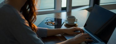 Contracturas en el cuello debido al teletrabajo: cinco consejos de profesionales para mejorarlas y prevenirlas 