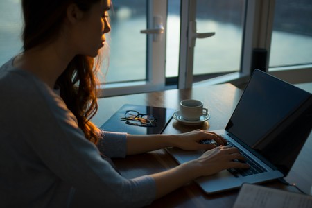 Contracturas en el cuello debido al teletrabajo: cinco consejos de profesionales para mejorarlas y prevenirlas