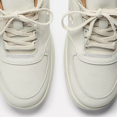 Las nuevas zapatillas color avena de New Balance son la alternativa elegante a las clásicas blancas de verano