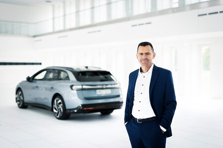 Martin Sander Jefe De Ventas De Volkswagen Junto A Un Vw Id7