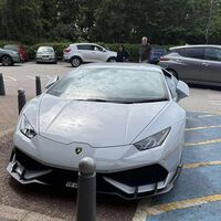 Criticaron al dueño de un Lamborghini por estacionarse en un lugar para personas con discapacidad, pero no esperaban su respuesta