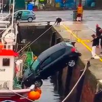 ¿Qué le pasa a la gente en los puertos? Este coche aparcado en el de Camariñas ha acabado dándose un baño en el mar