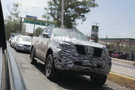 ¡Espiada! La renovada Nissan NP300 2021 ya se pasea en México