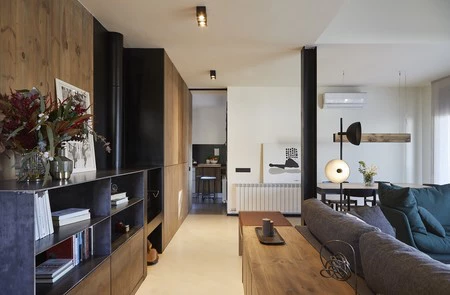 Puertas abiertas: Calidez y carácter a partes iguales en esta vivienda de Barcelona