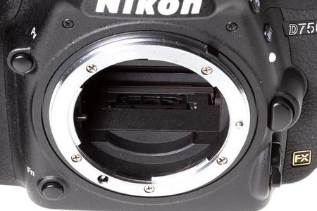 Nikon ha desvelado cómo ha resuelto el problema de reflexiones internas de la D750