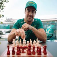 Fernando Alonso tiene un gran peligro en la F1: Max Verstappen no deja de coquetear con Aston Martin