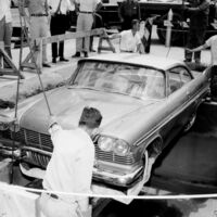 Enterraron un Plymouth nuevo para hacer una cápsula del tiempo y lo dejaron allí por 50 años: la sorpresa llegó el día en que tuvieron que sacarlo