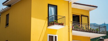 El conjunto de sillas y mesa plegables en oferta de Carrefour ideal para pasar de un balcón soso a uno ideal para el aperitivo 