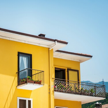 El conjunto de sillas y mesa plegables en oferta de Carrefour ideal para pasar de un balcón soso a uno ideal para el aperitivo 