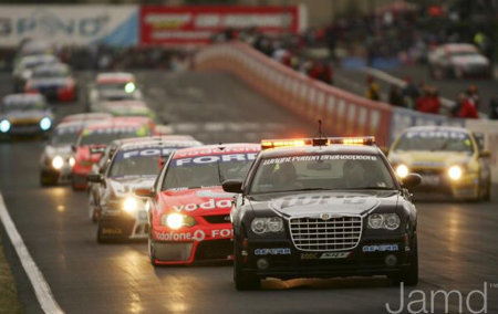 Chrysler 300C V8 Supercars Safety Car en carrera.jpg