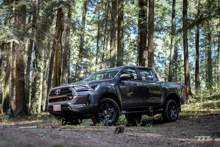 Toyota Hilux 2021, a prueba: un robusto diésel para una pick-up respaldada por sus ventas