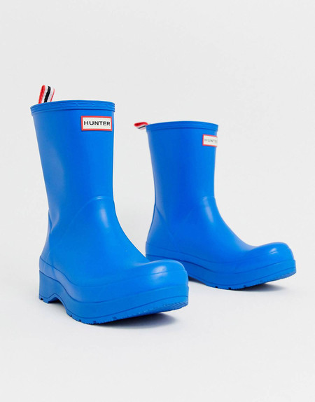 En ASOS tenemos tallas sueltas de estas botas Hunter en oferta por solo  66,39 euros