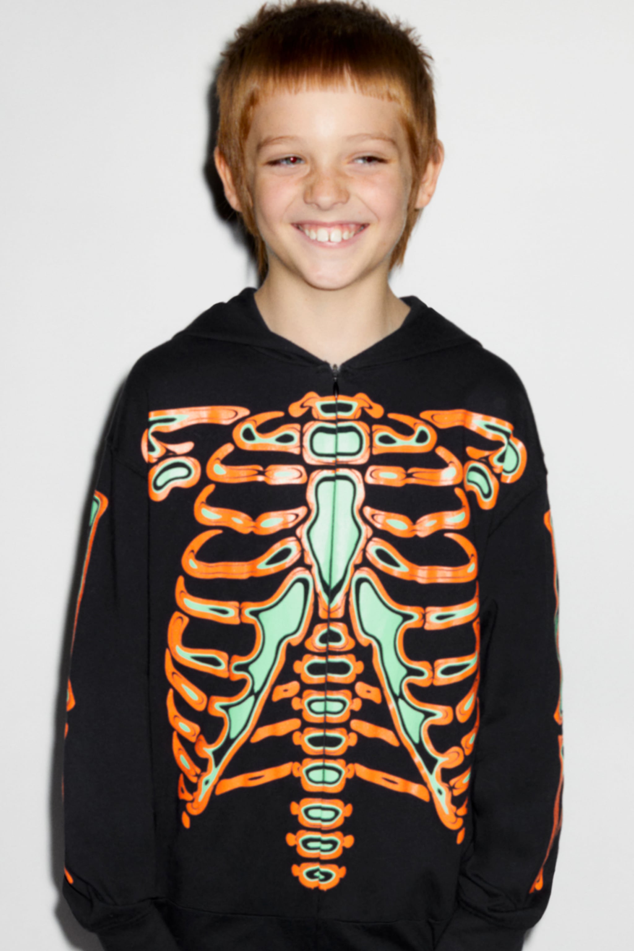 Mono con capucha y manga larga de estampado esqueleto.