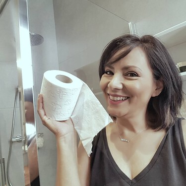 Si se cae aceite al suelo, limpiarlo con papel es un error: este es el método correcto, según una experta 