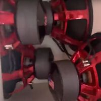 Por subir al máximo el volumen de su sistema de audio le explotan las bolsas de aire