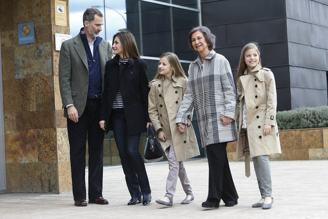 La Reina Sofia Reaparece De La Mano De Sus Nietas La Princesa De Asturias Y La Infanta Leonor 1