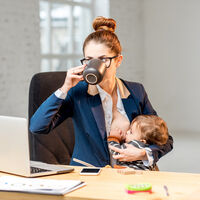 Las madres españolas desearían prolongar su lactancia, pero el escaso permiso de maternidad y los problemas de conciliación se lo impiden