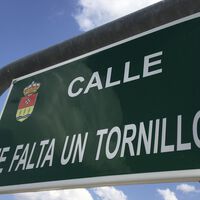 Si has visto una calle que se llama "Me falta un tornillo", no estás alucinando. Es la prueba de hasta donde ha llegado la publicidad