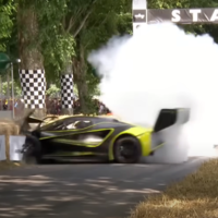 40.7 millones de pesos y 2,000 hp destruidos al arrancar: un exótico deportivo de Lotus se estrella al cruzar la línea de salida en el Goodwood Festival of Speed 