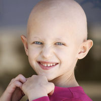 Un niño de siete años se afeita la cabeza para apoyar a su amigo enfermo de cáncer: un hermoso gesto que emociona