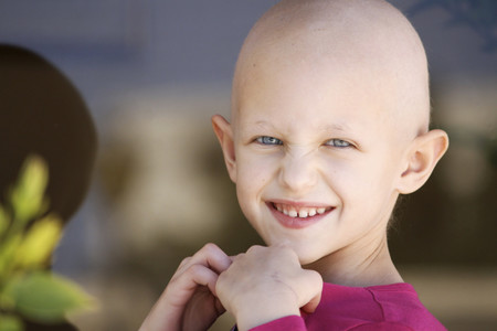 Un niño de siete años se afeita la cabeza para apoyar a su amigo enfermo de cáncer: un hermoso gesto que emociona