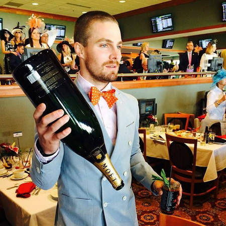 Me parto con Stephen Amell en el Derby de Kentucky
