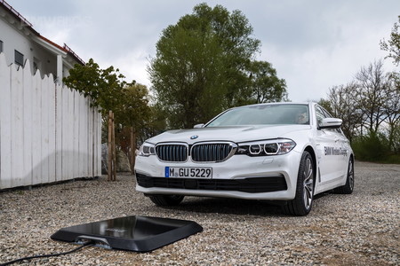 Video: Los cargadores inalámbricos para autos ya son una realidad, y BMW nos muestra cómo funciona el suyo
