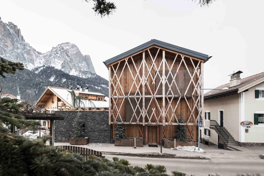 Una casa al pie de los Alpes que por fuera parece un granero