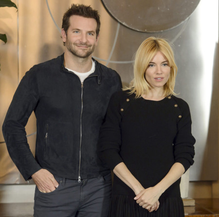 Bradley Cooper acude al estreno de la película Burnt en Roma vistiendo una cazadora de ante slim fit
