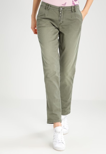 45% de descuento en estos pantalones Esprit en color kaki: ahora sólo 32,95 euros con envío gratis en Zalando