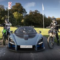 McLaren Senna festeja el lanzamiento de Forza Horizon 4 compitiendo contra 3 motocicletas