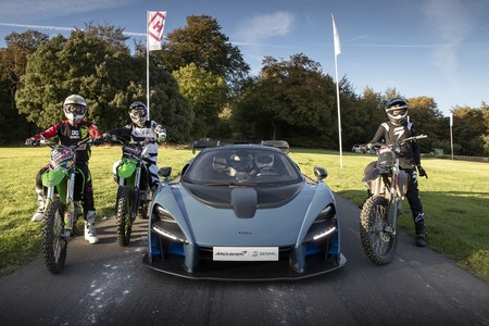 McLaren Senna festeja el lanzamiento de Forza Horizon 4 compitiendo contra 3 motocicletas