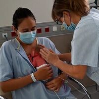 Una embarazada con Covid a la que le practicaron una cesárea urgente sale de la UCI y se reencuentra con su bebé 