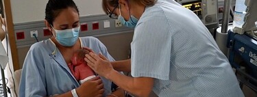 Una embarazada con Covid a la que le practicaron una cesárea urgente sale de la UCI y se reencuentra con su bebé 