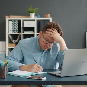 El gran error laboral que te agota antes de que llegue el viernes es una actitud que muchos adoptan en el trabajo día a día