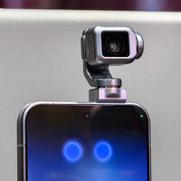 He visto el resultado de una noche loca entre un móvil y un robot: el Honor Robot Phone lo mismo baila tu música que te hace fotos 