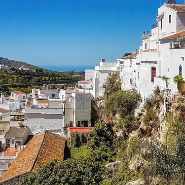 Ni Frigiliana ni Ronda: el pueblo blanco más bonito de Andalucía tiene vistas al mar aunque está en la montaña y el otoño es el mejor momento para conocerlo