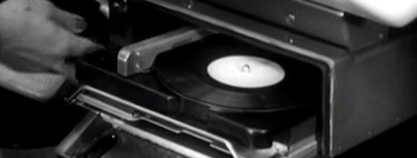 Así fue como Chrysler se empeñó en que pudieras pinchar discos de vinilo en tu coche