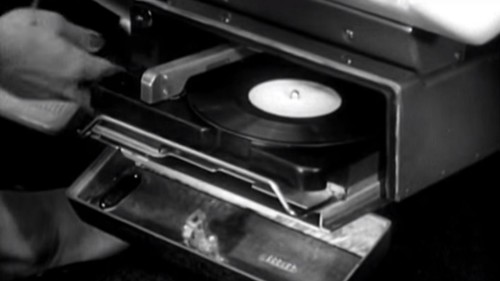 Así fue como Chrysler se empeñó en que pudieras pinchar discos de vinilo en tu coche