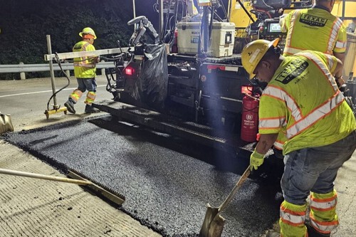 Mientras los socavones revientan llantas en México, Texas ya prueba un asfalto con plástico reciclado que aguanta mejor el calor y el tráfico