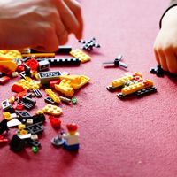 ¡Manos a la obra! David Beckham comparte una foto en su Instagram tratando de montar para sus hijos un Lego de 4.000 piezas