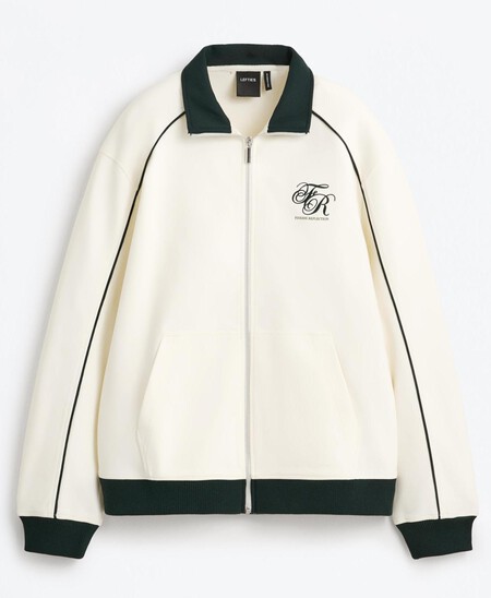 De Pedro Pascal A Mbappe Los Hombres Con Mas Estilo Saben Como Protegerse De La Lluvia Llevando La Chaqueta Clave Del Armario Masculino