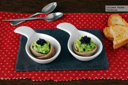 Canapé de anchoas con aguacate, queso y caviar vegetal. Receta saludable