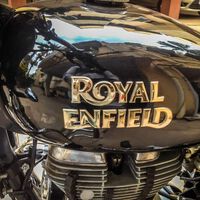 La moto más vieja del mundo sigue viva, viene de la India y acaba de sacar la versión más potente de su historia