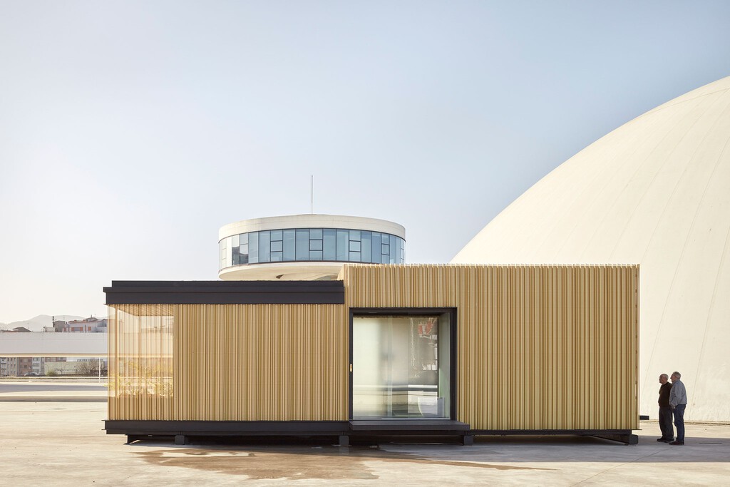 Esta casa se fabrica por módulos y se monta en una hora. Está hecha en España y por si fuese poco, llega cargada de tecnología 