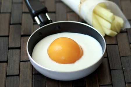 Huevo frito de fruta