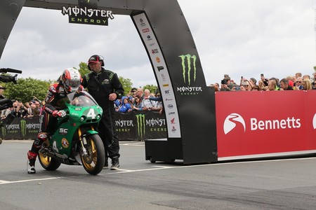 Michael Rutter se lleva la victoria en Lightweight del IOMTT 2017 con la Paton