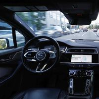 El truco para hackear un coche autónomo no está en el código: ahora basta con un simple cartel para que obedezca órdenes