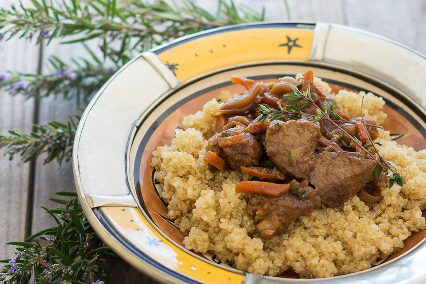 Solomillo de cerdo especiado con hortalizas y quinoa. Receta