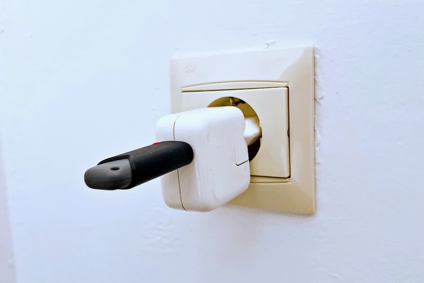 Conectar un pendrive al cargador del móvil parece una pésima idea. Lo hemos puesto a prueba para salir de dudas